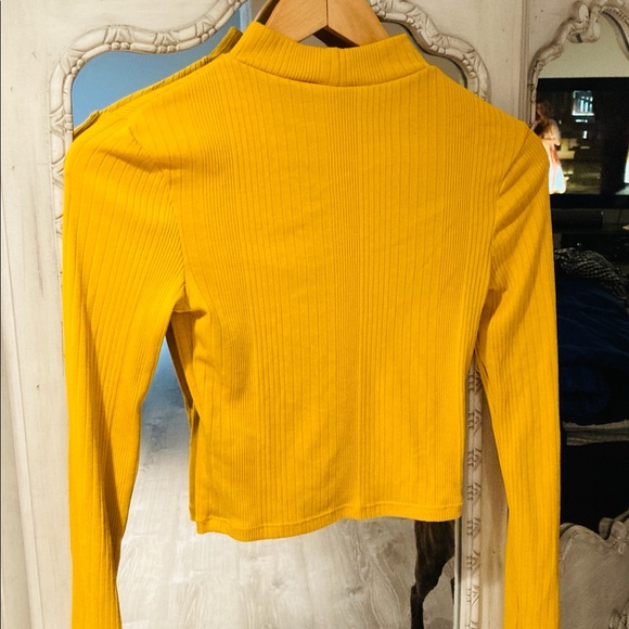 H&M Crop Top 🦋 - Picture 2 of 3